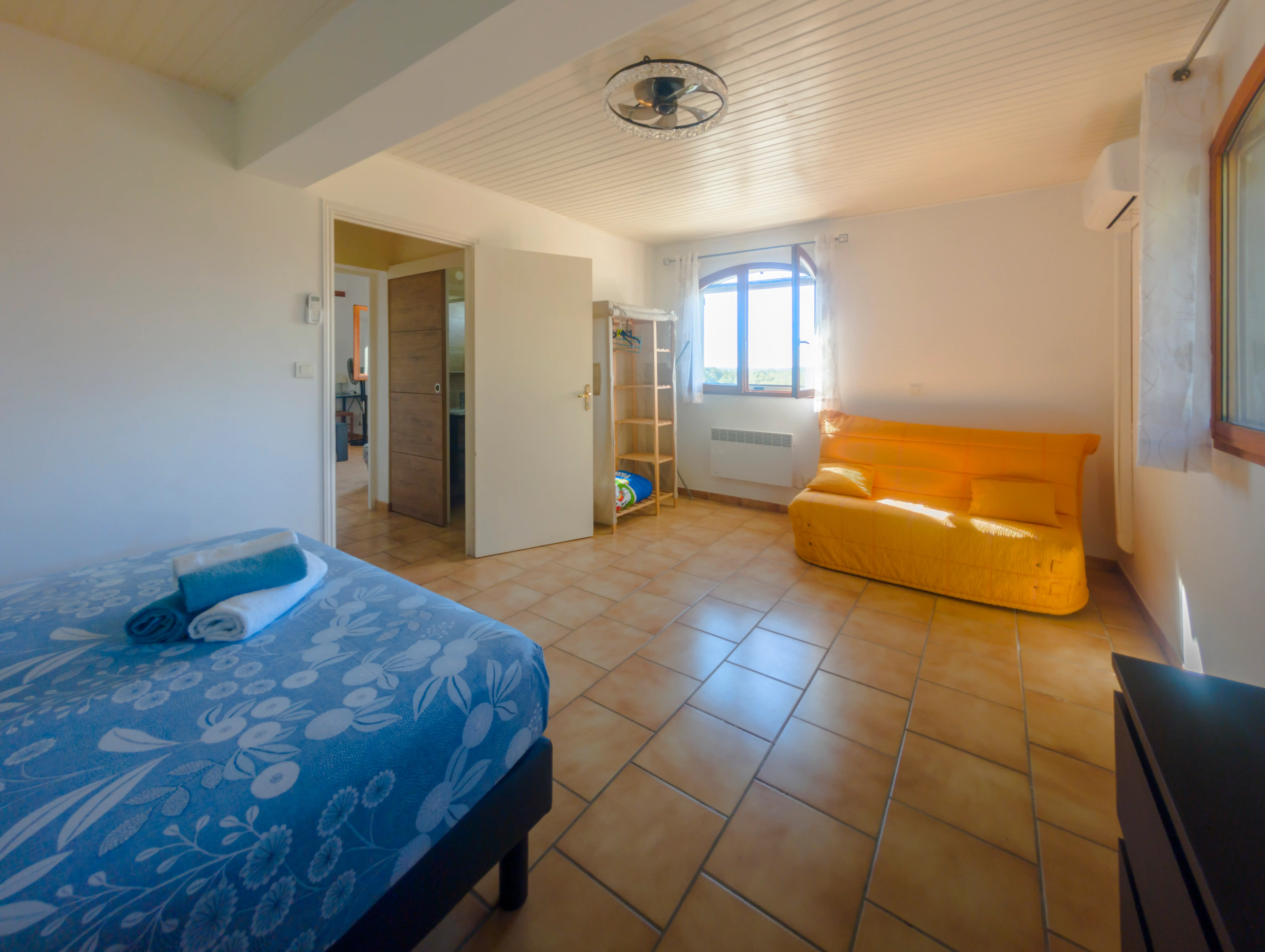 Chambre 1, deux fenêtres et climatisation