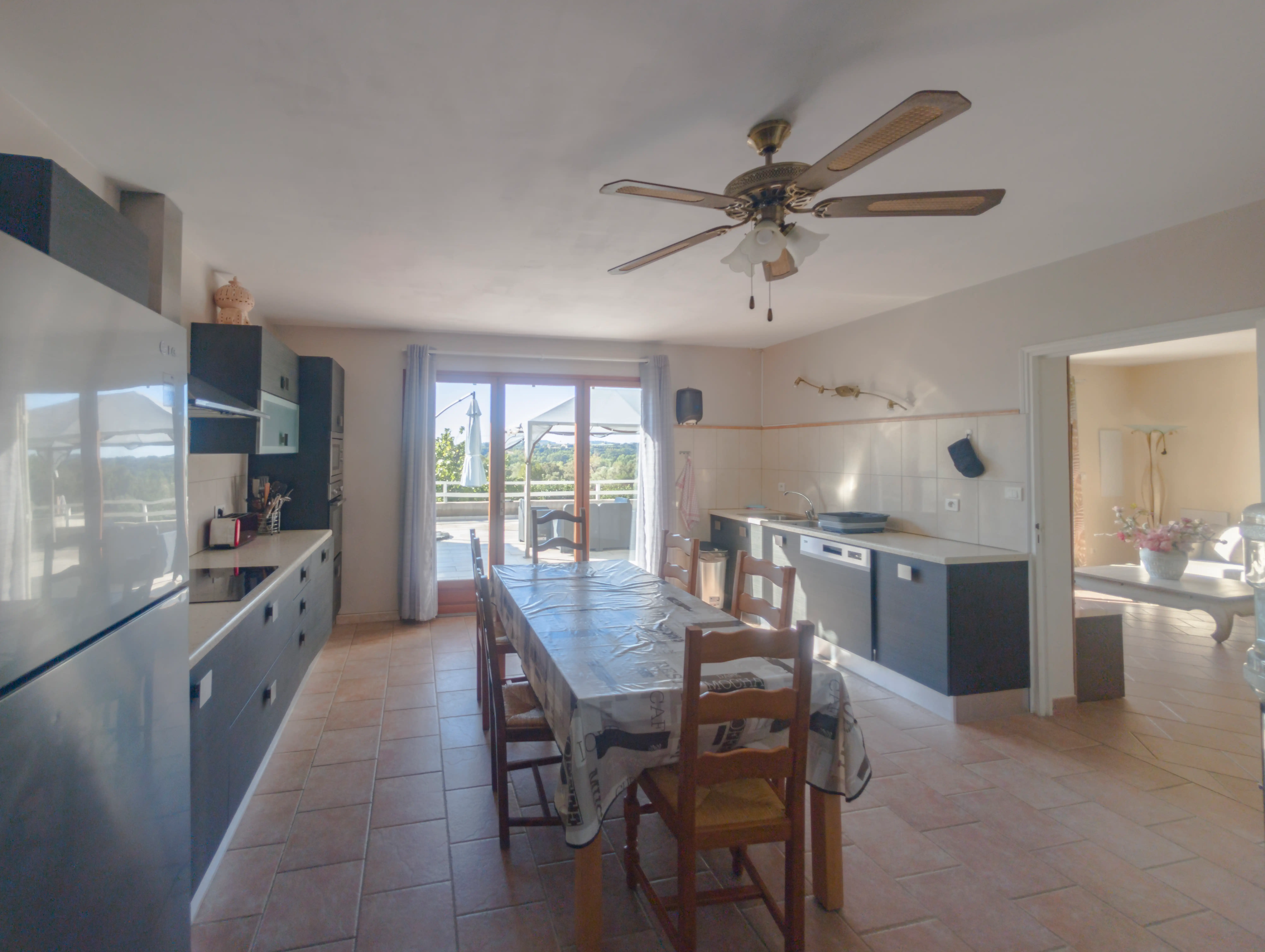 Grande Cuisine Électroménager Complet et Table à Manger