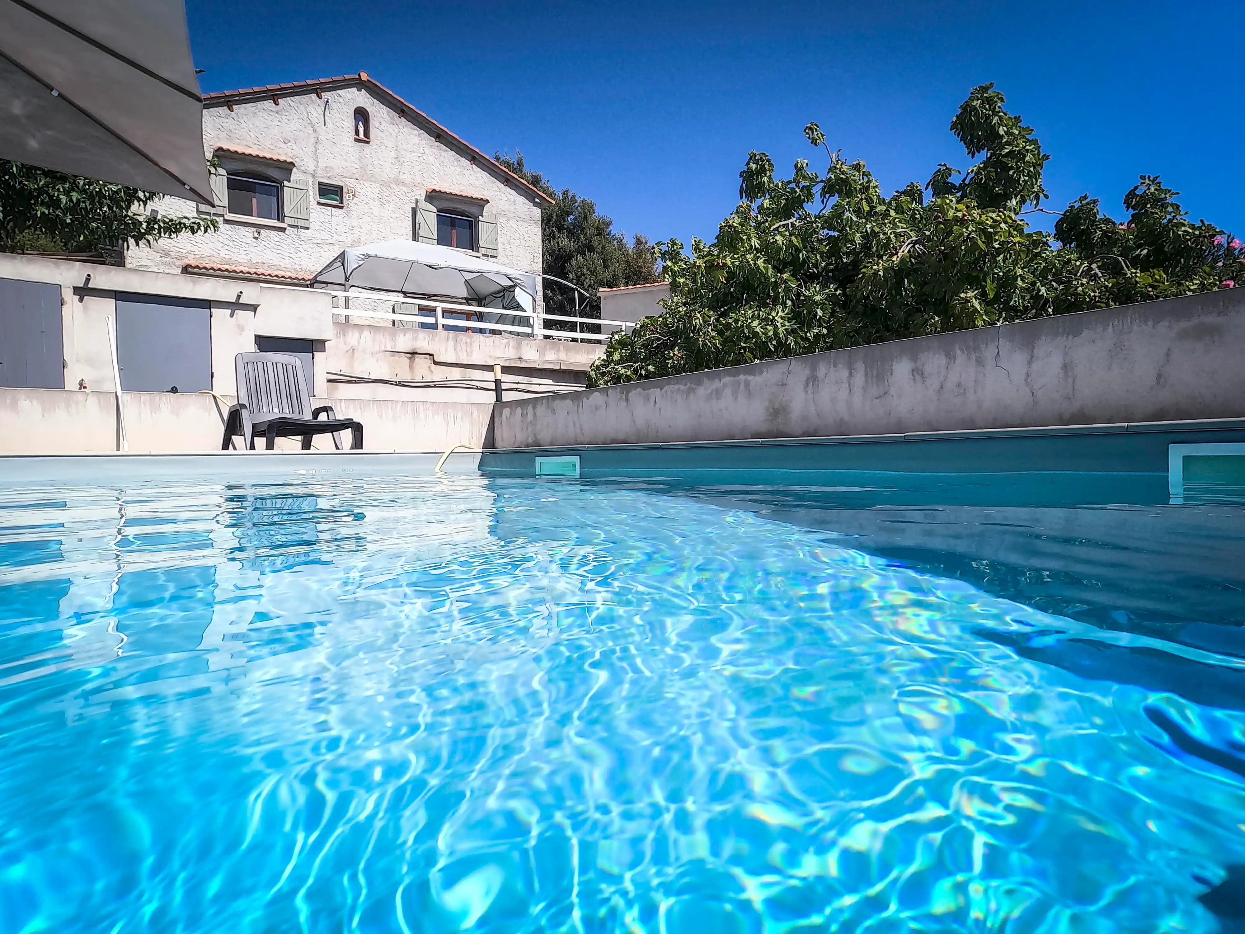 Piscine Extérieure 10 x 5 m avec Terrasse et Coin Repas